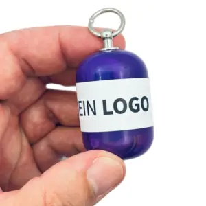 Erste-Hilfe Set als Streuartikel – ideal als Giveaway & personalisiertes Kundengeschenk – mit Logo bedrucken lassen mit lila Kapsel in Hand