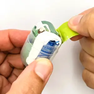 Notfall-Set für unterwegs als RettEi Logo via Erste-Hilfe Schlüsselanhänger mit Beatmungstuch zur Mund zu Mund Beatmung mit transparent Kapsel geöffnet