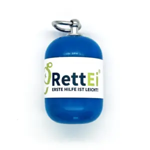 Notfall-Set-fuer-unterwegs-als-RettEi-Original-via-Erste-Hilfe-Schluesselanhaenger-mit-Beatmungstuch-zur-Mund-zu-Mund-Beatmung-mit-blauer-Kapsel-in-Seitenansicht