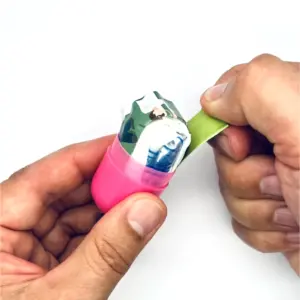 Notfall-Set-fuer-unterwegs-als-RettEi-Original-via-Erste-Hilfe-Schluesselanhaenger-mit-Beatmungstuch-zur-Mund-zu-Mund-Beatmung-mit-rosa-Kapsel-beim-geoeffnen