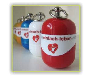 Erste-Hilfe Schlüsselanhänger in verschiedenen Farben von richtig-einfach-leben-retten von 2014 heute RettEi