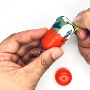 Notfall-Set-fuer-unterwegs-als-Erste-Hilfe-Schluesselanhaenger-mit-Beatmungstuch-zur-Mund-zu-Mund-Beatmung-mit-roter-Kapsel-beim-geoeffnet_dein-Anker-im-Notfall