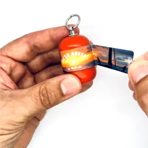 Notfall-Set-fuer-unterwegs-als-Erste-Hilfe-Schluesselanhaenger-mit-Beatmungstuch-zur-Mund-zu-Mund-Beatmung-mit-roter-Kapsel-beim-oeffnen-dein-Anker-im-Notfall