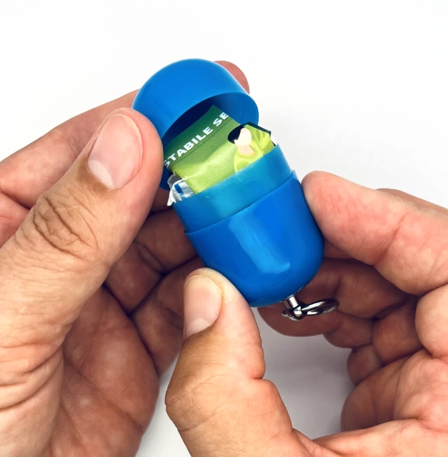 Erste-Hilfe Set als Streuartikel – ideal als Giveaway & personalisiertes Kundengeschenk – Notfallset mit Logo bedrucken lassen in blau beim teilweise geöffnet