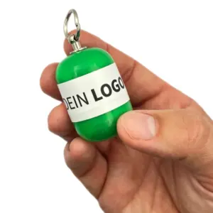 Erste-Hilfe Set als Streuartikel – ideal als Giveaway & personalisiertes Kundengeschenk – Notfallset mit Logo bedrucken lassen in grün in der Hand