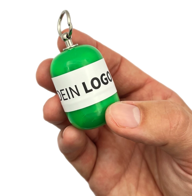Erste-Hilfe Set als Streuartikel – ideal als Giveaway & personalisiertes Kundengeschenk – Notfallset mit Logo bedrucken lassen in grün in der Hand