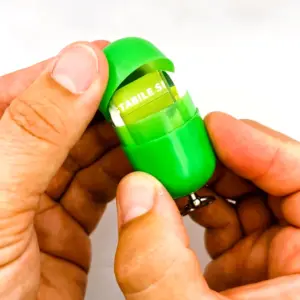 Erste-Hilfe Set als Streuartikel – ideal als Giveaway & personalisiertes Kundengeschenk – Notfallset mit Logo bedrucken lassen in grün teilweise geöffnet