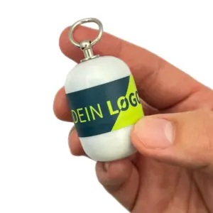 Erste-Hilfe-Set-als-Streuartikel-–-ideal-als-Giveaway-personalisiertes-Kundengeschenk-Notfallset-mit-Logo-bedrucken-lassen-mit-weißer-Kapsel-in-Hand