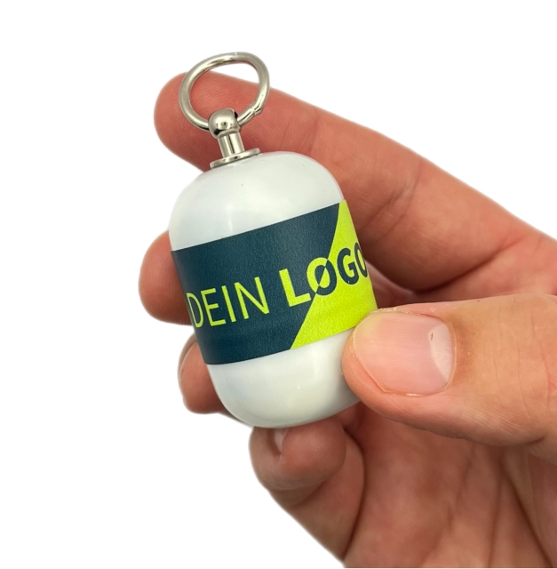 Erste-Hilfe-Set-als-Streuartikel-–-ideal-als-Giveaway-personalisiertes-Kundengeschenk-Notfallset-mit-Logo-bedrucken-lassen-mit-weißer-Kapsel-in-Hand