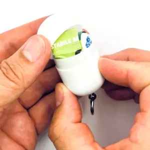 Erste-Hilfe-Set-als-Streuartikel-–-ideal-als-Giveaway-personalisiertes-Kundengeschenk-Notfallset-mit-Logo-bedrucken-lassen-mit-weißer-Kapsel-teilweise geöffnet