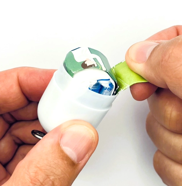 Erste-Hilfe-Set-als-Streuartikel-–-ideal-als-Giveaway-personalisiertes-Kundengeschenk-Notfallset-mit-Logo-bedrucken-lassen-mit-weißer-Kapsel-geöffnet